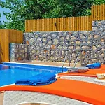 Вилла Uezuemlue 2 Bedroom Secluded With Private Pool Hot Tub
