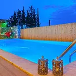Вилла Uezuemlue 2 Bedroom Secluded With Private Pool Hot Tub Калкан