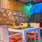 Uezuemlue 2 Bedroom Secluded With Private Pool Hot Tub