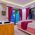 Uezuemlue 2 Bedroom Secluded With Private Pool Hot Tub Вилла *