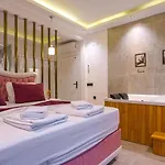 Вилла Uezuemlue 2 Bedroom Secluded With Private Pool Hot Tub Калкан