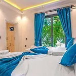 Вилла Uezuemlue 2 Bedroom Secluded With Private Pool Hot Tub *