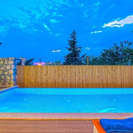 Uezuemlue 2 Bedroom Secluded With Private Pool Hot Tub Villa