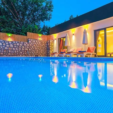Uezuemlue 2 Bedroom Secluded With Private Pool Hot Tub *