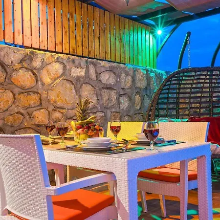 Uezuemlue 2 Bedroom Secluded With Private Pool Hot Tub