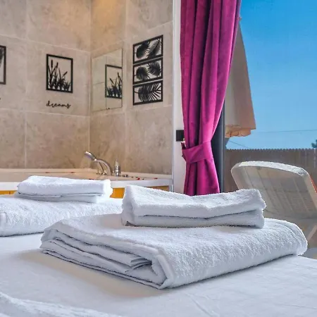 Uezuemlue 2 Bedroom Secluded With Private Pool Hot Tub *