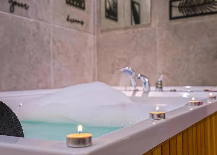 Uezuemlue 2 Bedroom Secluded With Private Pool Hot Tub *